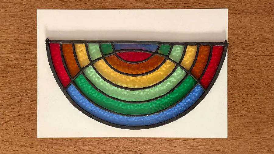 Vitrall artesanal «arc» de 29 × 15 cm fet el agost de 2026 al taller va de vitralls.