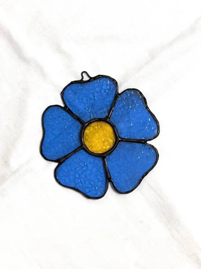 Vitrall artesanal «flor de primavera» de 10 × 10 cm fet el maig de 2026 al taller va de vitralls.